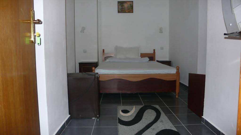 Hotel Uranus Bucureşti Ngoại thất bức ảnh
