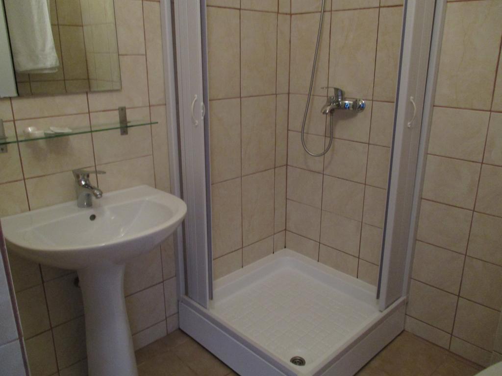 Hotel Uranus Bucureşti Ngoại thất bức ảnh